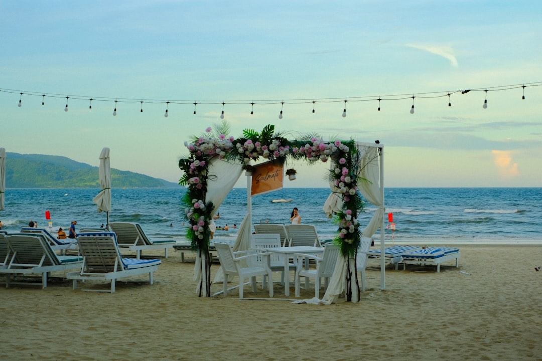 Airbrush vs Traditional Makeup for Coastal Weddings: Which Lasts Longer